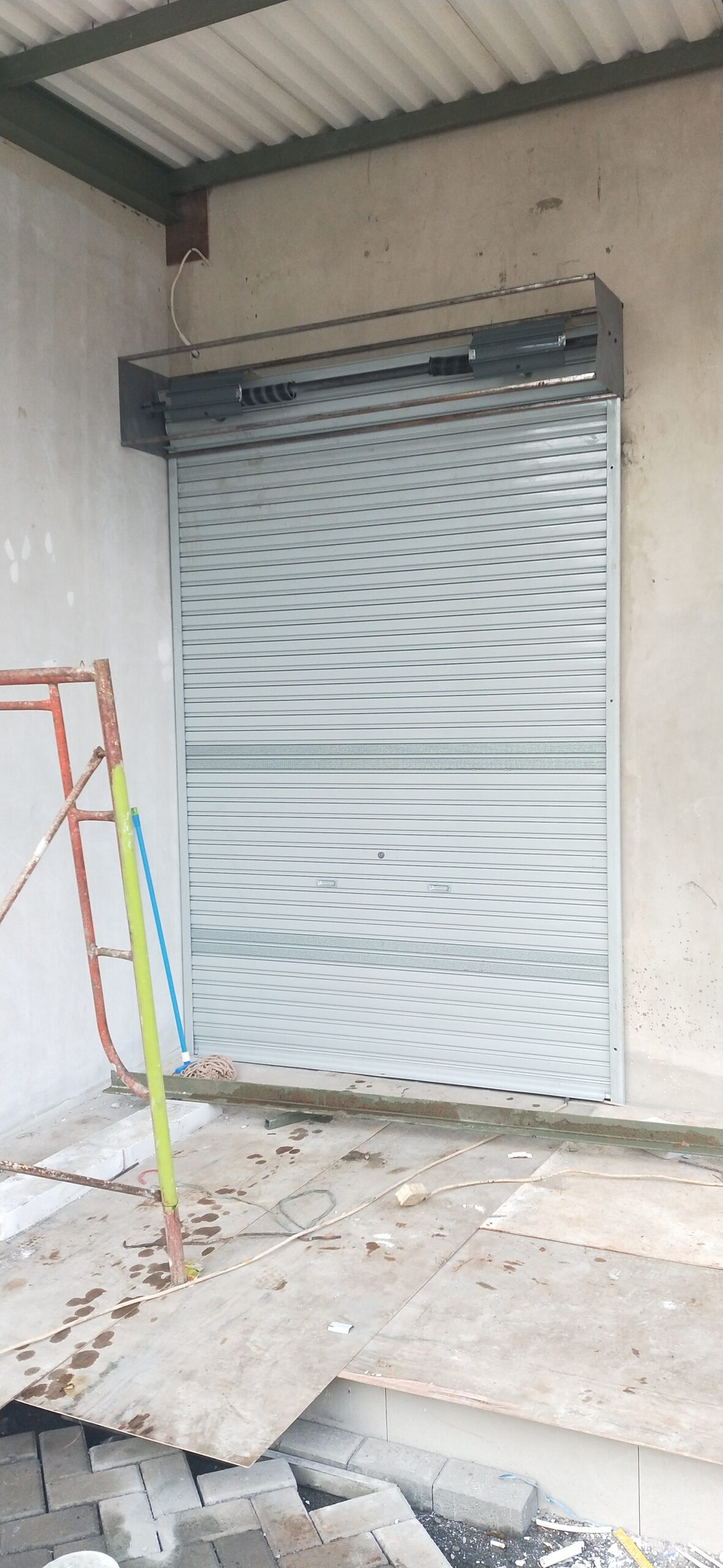 Rolling door chain block